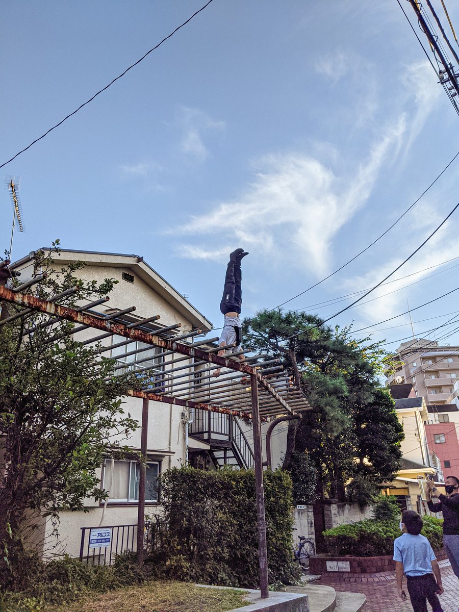 ennui_kota's tweet photo. For Cities Weekへ。飛び入りでついていってみたパルクールのワークショップは特に刺激的でワクワクした！トップダウンでもボトムアップでもなく、それぞれの視点で街を見て、作って、使いこなす実践の楽しさ。 https://t.co/0t4z9VfYv7