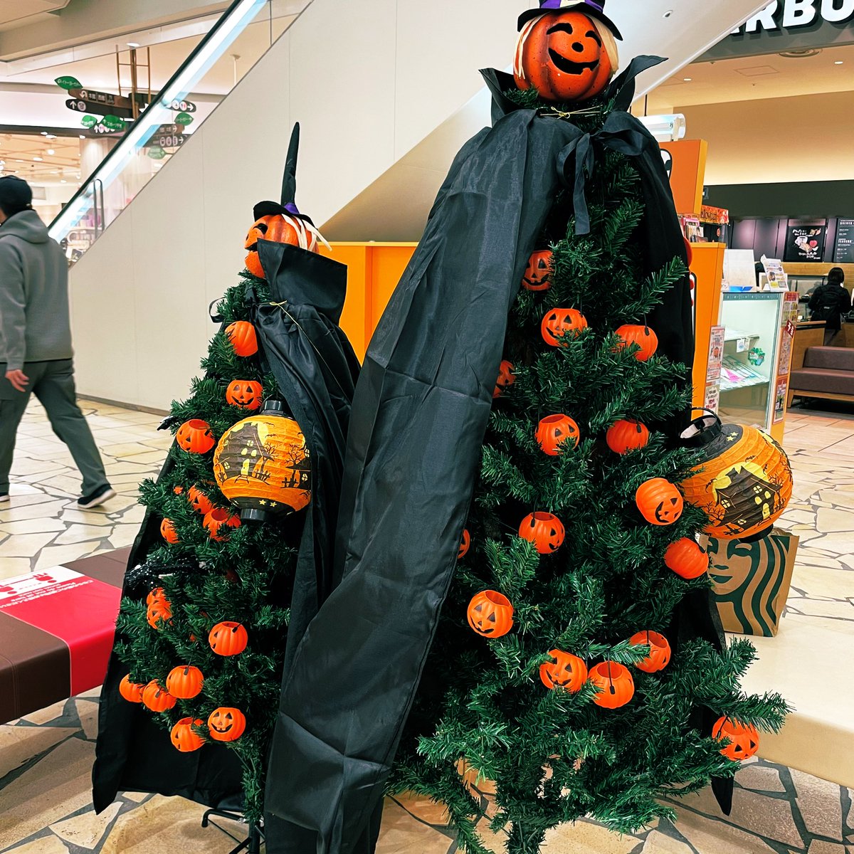 とあるショッピングモールのハロウィンの飾りつけから強い意志を感じる すごい時短テク 使い回し予告が潔い Togetter