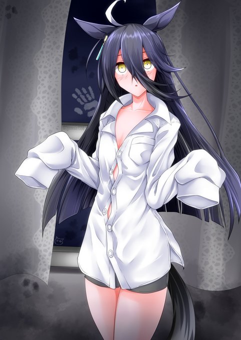 #ウマ娘 
#マンハッタンカフェ 
トレーナーのシャツを勝手に拝借してたらトレーナに見つかったカフェ
どうやらここにいる「お友達や彼らに」着ろと言われたらしい…無論ここにいるのはカフェとトレーナーだけだが… 