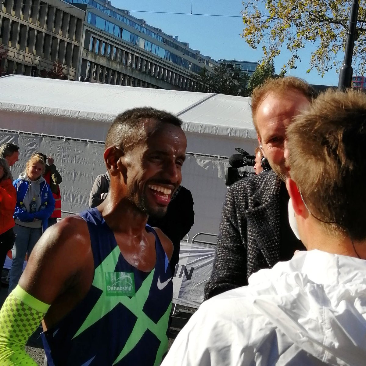 runnersworldnl's tweet photo. 🤩 Bashir Abdi wint de Marathon Rotterdam 2021 in 2.03.35 en verbetert daarmee meteen het Europees record én het parcoursrecord! Wat een wereldprestatie van de Belg. Voor het eerst sinds de Spanjaard Fabián Roncero (1998) kent Rotterdam een Europese winnaar.

📸:  Ramiro Ameneiro https://t.co/J08prD1Bn8