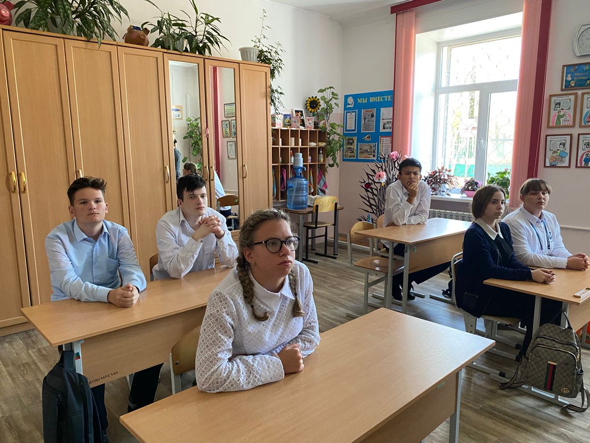 SintshHb's tweet photo. Урок по гражданской обороне в 9 классе 🧯🧑‍🚒

#КГБОУШИ6 #Школаинтернат6 #Дети #Школа #Знания #Образование #ГражданскаяОборона #ОВЗ #ХабаровскийКрай #Пожарники #Хабаровск #Осень #Октябрь #Россия https://t.co/o8T6TPy66H