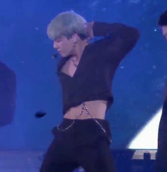 kookvtwins's tweet photo. IM LOSING MY MIND https://t.co/eo06DPnx6e