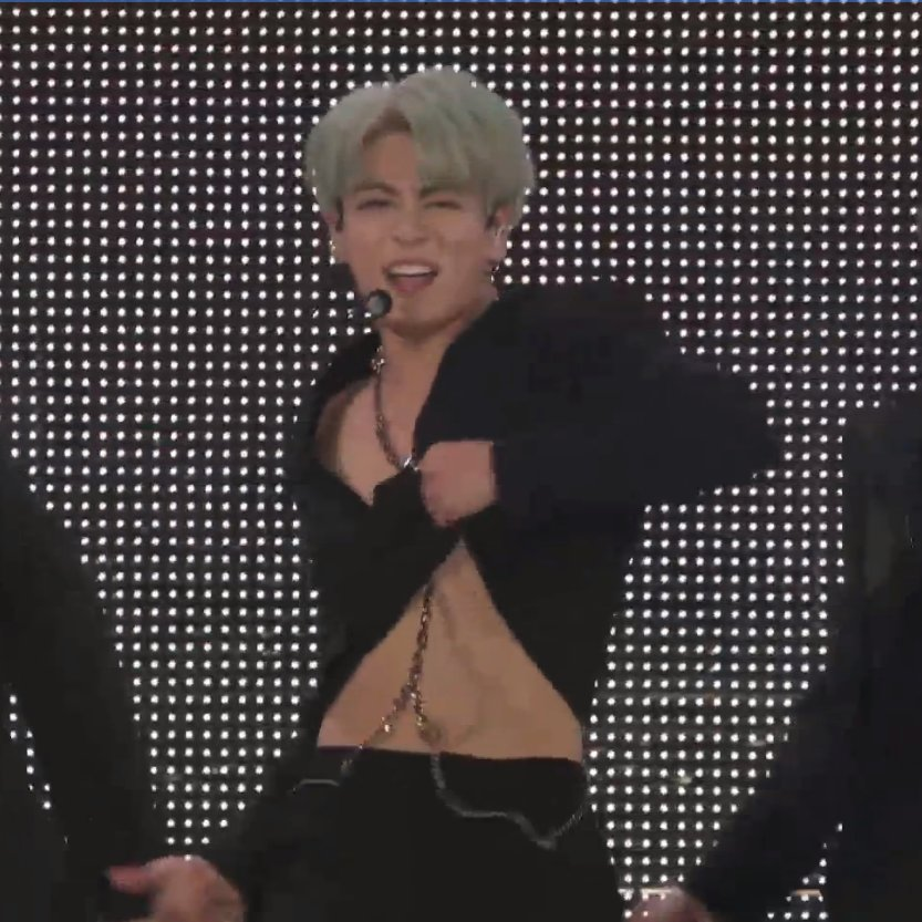 V4NTEKOO_'s tweet photo. THE WAY THE CAMERA ZOOMED IT TO JUNGKOOKS ABS https://t.co/OUDdvfM4qO