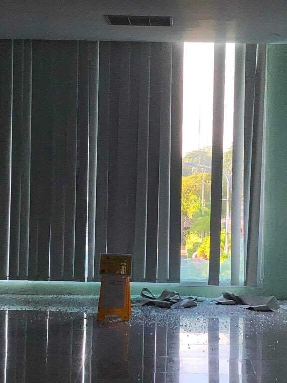 YoeKo7's tweet photo. Shooting at Pinlong Residence n hospital killed an unarmed civilian“It was happened early morning, gunshot sounds were really loud, all the troops raided the residence n shot a taxi n a traveller inside it died due to live ammo.” a local said.

#Oct24Coup
#WhatsHappeningInMyanmar https://t.co/qZ8iT6HLYR