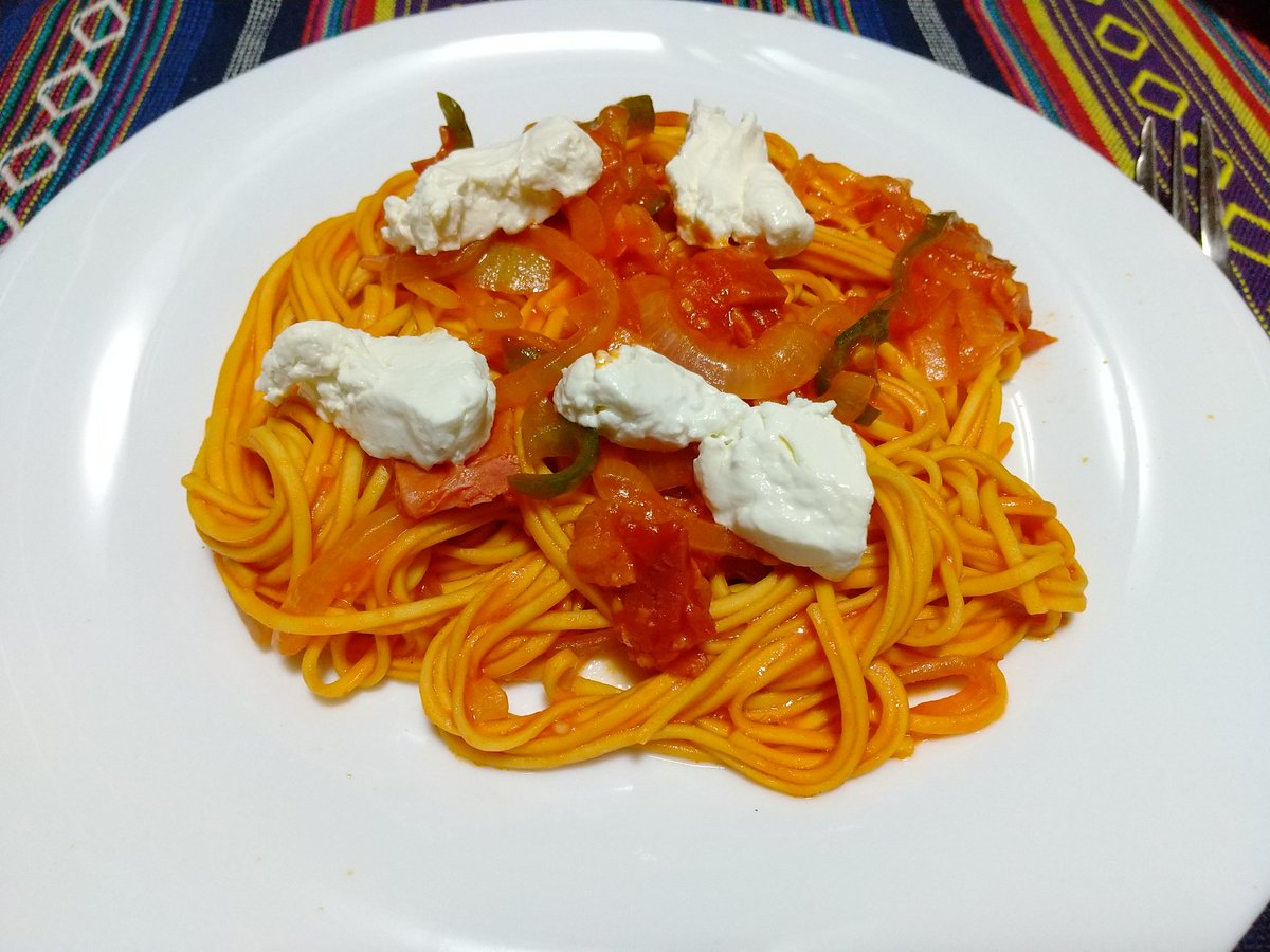 と言うことで夕飯です。
本日は糖質OFFパスタと自作モツァレラチーズのパスタです。
今回モツァレラチーズは若干クリームチーズっぽくなりました。
いただきます。