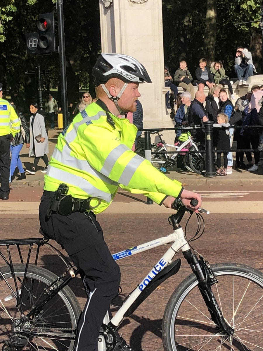 AJbam28's tweet photo. See wearing a high viz can get you in any jobโฆ. You know this is @AllyALaw โฆ. ๐ #ItsAMadness #OfficerAlly #LondonPolice #HighVuzGang #AllyLaw @DiscoBoyUk https://t.co/2kI5vodfCd