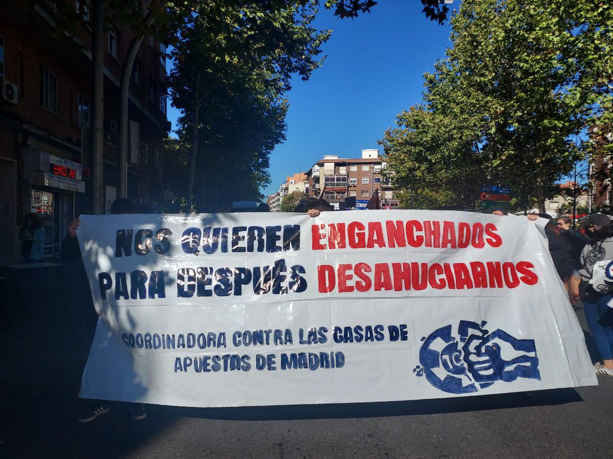 Nos quieren enganchados
para después desahuciarnos.

Estamos en la manifestación contra las casas de apuestas convocada por <a href="/apuestaXmadrid/">Apuesta por Madrid</a>.

Denunciando la lacra del engaño y la ludopatía en los barrios obreros fomentados por estas empresas.