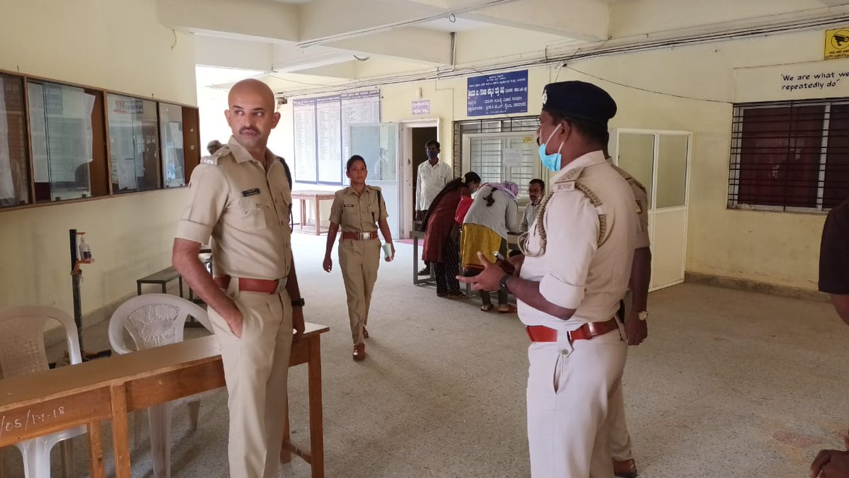 SpDavanagere's tweet photo. ಎಸ್ಪಿ ಶ್ರೀ ಸಿ.ಬಿ.ರಿಷ್ಯಂತ್ ಐಪಿಎಸ್ ರವರಿಂದು ದಾವಣಗೆರೆ ನಗರದ ವಿವಿಧ 15 ಪರೀಕ್ಷೆ ಕೇಂದ್ರಗಳಲ್ಲಿ ನಡೆದ #PoliceConstable #Civil ಹುದ್ದೆಗಳ ನೇಮಕಾತಿ ಸಂಬಂಧ ಲಿಖಿತ ಪರೀಕ್ಷೆಗಳ ಕೇಂದ್ರಗಳಿಗೆ ಬೇಟಿ ನೀಡಿ ಪರಿಶೀಲಿಸಿದರು ಹಾಗೂ ಅಧಿಕಾರಿ &amp; ಸಿಬ್ಬಂದಿಗಳಿಗೆ ಸೂಕ್ತ ಸೂಚನೆಗಳನ್ನು ನೀಡಿದರು @DgpKarnataka @er_igp @RyshyanthIPS https://t.co/zo5YeBvQtU