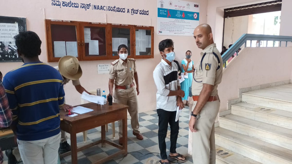 SpDavanagere's tweet photo. ಎಸ್ಪಿ ಶ್ರೀ ಸಿ.ಬಿ.ರಿಷ್ಯಂತ್ ಐಪಿಎಸ್ ರವರಿಂದು ದಾವಣಗೆರೆ ನಗರದ ವಿವಿಧ 15 ಪರೀಕ್ಷೆ ಕೇಂದ್ರಗಳಲ್ಲಿ ನಡೆದ #PoliceConstable #Civil ಹುದ್ದೆಗಳ ನೇಮಕಾತಿ ಸಂಬಂಧ ಲಿಖಿತ ಪರೀಕ್ಷೆಗಳ ಕೇಂದ್ರಗಳಿಗೆ ಬೇಟಿ ನೀಡಿ ಪರಿಶೀಲಿಸಿದರು ಹಾಗೂ ಅಧಿಕಾರಿ &amp; ಸಿಬ್ಬಂದಿಗಳಿಗೆ ಸೂಕ್ತ ಸೂಚನೆಗಳನ್ನು ನೀಡಿದರು @DgpKarnataka @er_igp @RyshyanthIPS https://t.co/zo5YeBvQtU