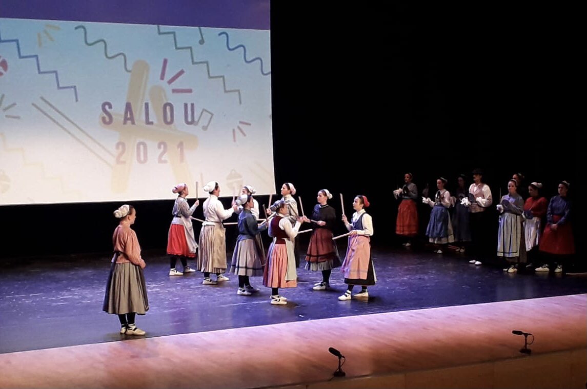 Adifolk_oficial's tweet photo. ÚLTIMA JORNADA D’AQUEST 1r CONGRÉS INTERNACIONAL DE BALL DE BASTONS
Aquest matí de diumenge, Salou acull les darreres sessions del congrés i les actuacions de més grups internacionals de ball de bastons.
#adifolk #congresbdb #balldebastons #culturapopular #catalunya https://t.co/fTQ5Gyu6ZZ
