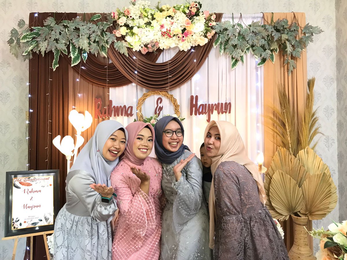lisatryd's tweet photo. Berangkat diantar mama bapak.. Pulangnya bareng ibu dn bapak mertua.. Alhmdulillah 😍😇 https://t.co/kbcj0au83O