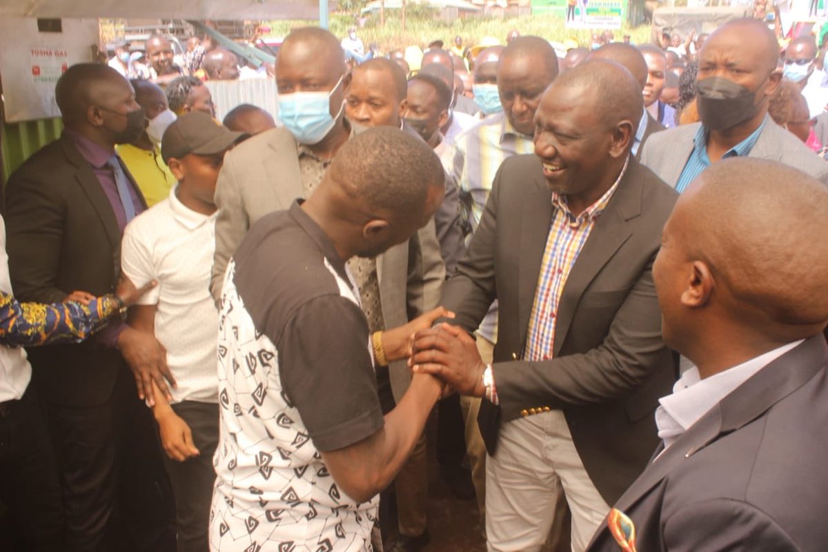 AfricanaMujer's tweet photo. Welcome Your Excellency @WilliamsRuto to Kiambaa”, @jkamanya says. He is the leader of several vibrant youth groups within the Kiambaa Region.
#UDA
#Rutonize
#AmaniNaUchumi https://t.co/4lILjVX3eK