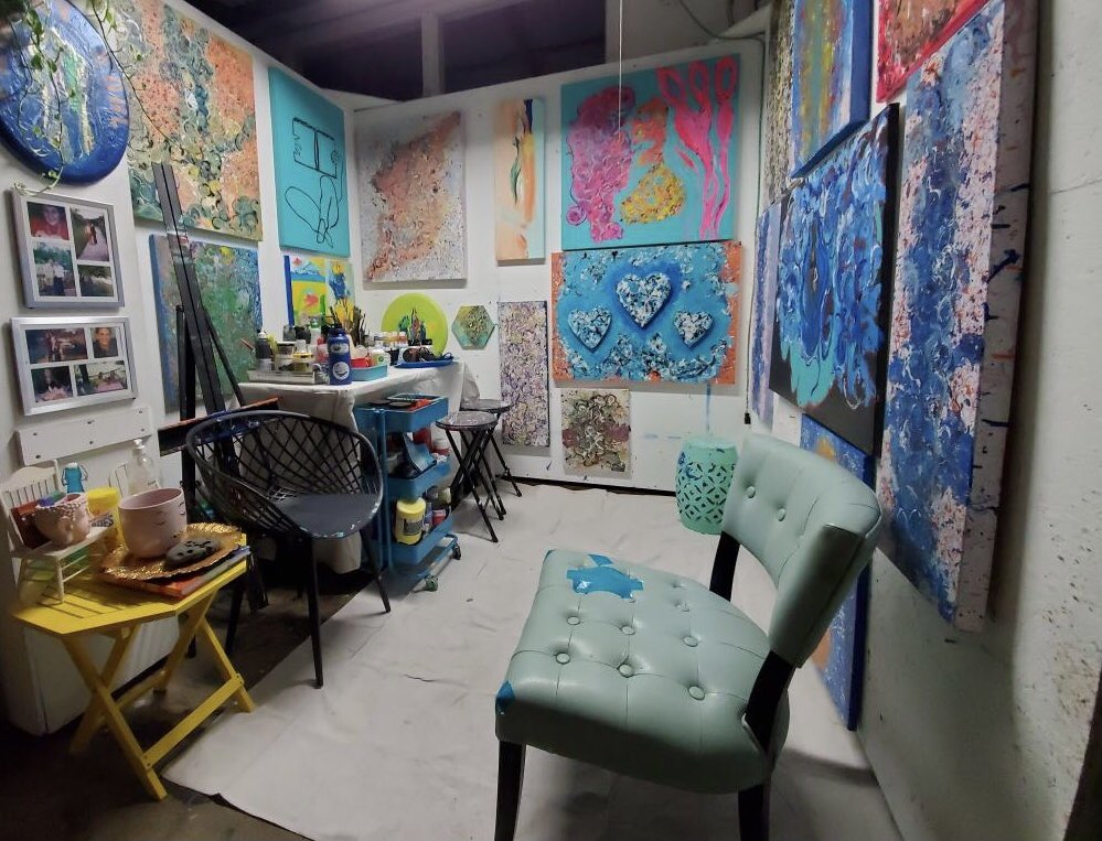 michellestrbich's tweet photo. Had fun cleaning my studio today! #fengshui #artbymichellestrbich #paintbysoul #artist #abstract #artcollectors https://t.co/dpN8clTNBC