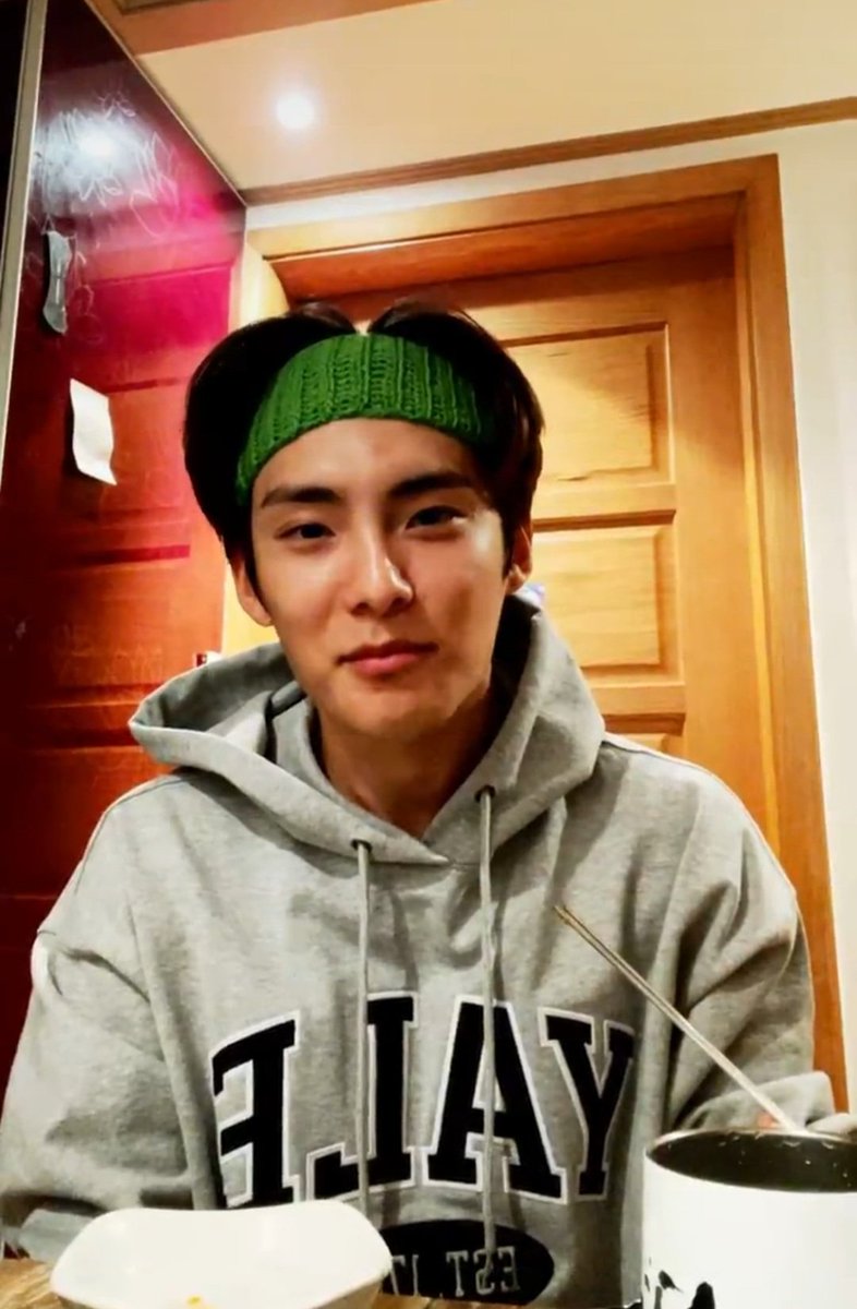 favoritebfriend's tweet photo. AM I SEEING THINGS??? CAN SOMEONE TELL ME IF THIS IS REAL OR IS HE REALLY WEARING THE CROCHET HEADBAND I MADE??? 🥺🥺🥺🥺🥺 https://t.co/FbK7ncQz5C