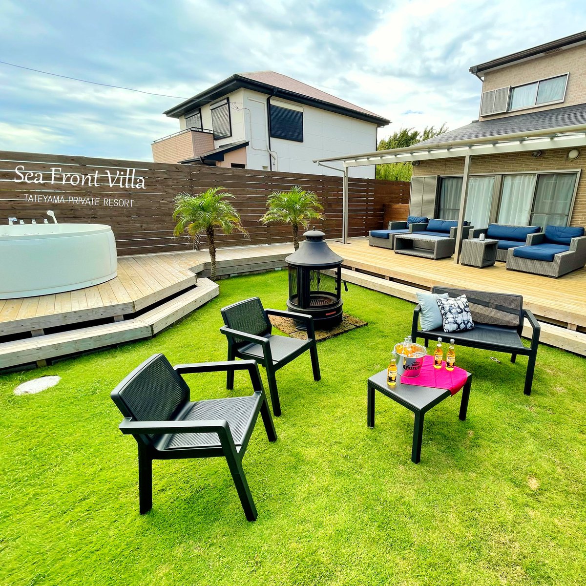 Sea_Front_Villa's tweet photo. 館山市の貸別荘 #SeaFrontVilla 🏝
広い芝生の庭はドッグラン完備！
ルーフ付きのウッドデッキには大型BBQグリルや温水ジャグジー、ソファーセットが完備されています。
大切な人との特別な時間をご堪能ください。

#館山貸別荘 #シーフロントヴィラ #ジャグジー https://t.co/L3ftc974Na