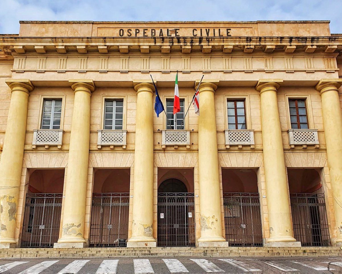 cagliariturismo's tweet photo. 🏥 Nella parte alta del quartiere di #Stampace spicca l'imponente struttura dell'Ospedale Civile, progettato nel XIX secolo dall'architetto Gaetano Cima. La facciata, lunga ben 180 metri, è caratterizzata da un pronao centrale che presenta 6 grandi colonne alte circa 10 metri. https://t.co/YFqL4IGj0K