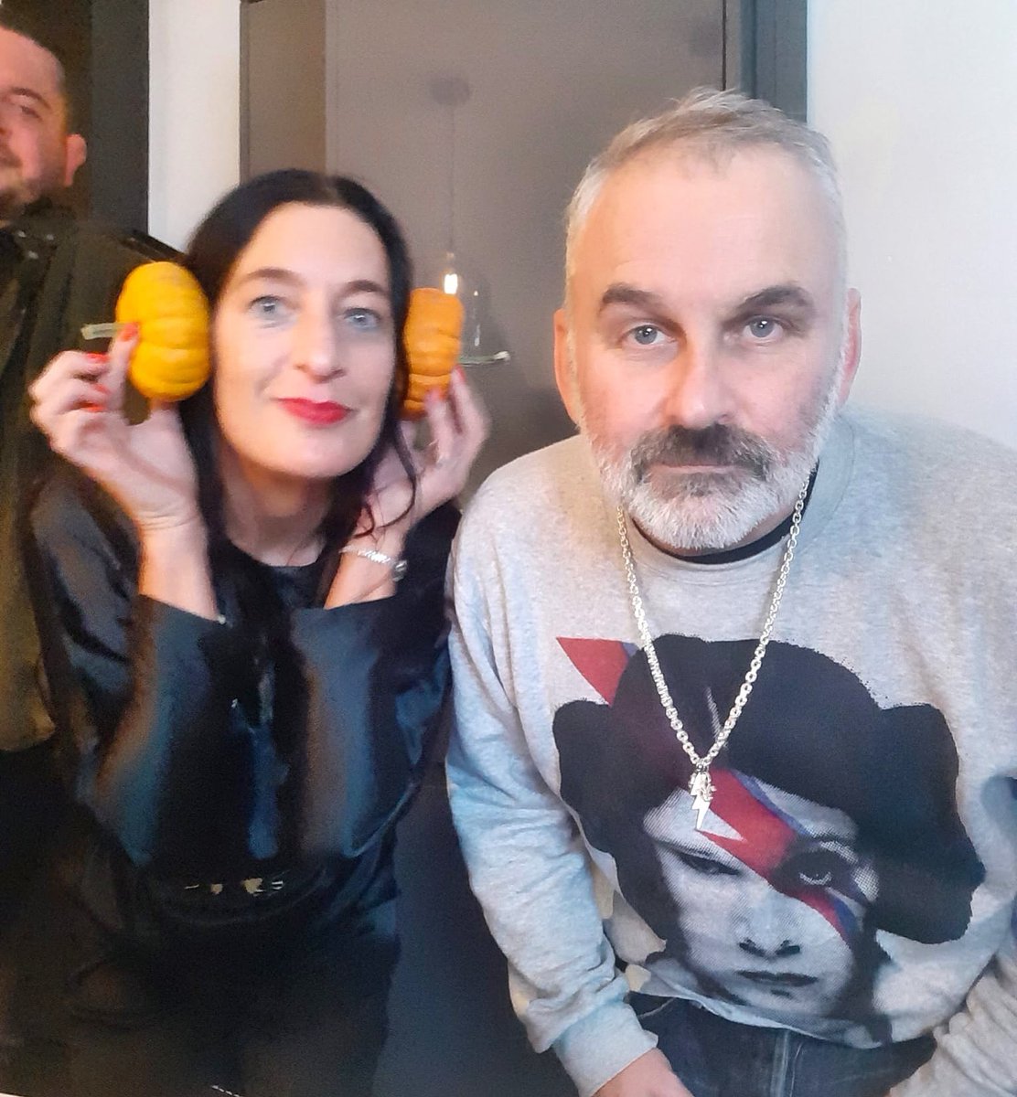 adrianpgibson's tweet photo. Celebrating Carrie’s Birthday last night with our lovely Lucy 🚀

#carriefisher #princessleia #starwars #traffordparsons  #standardreferencematerials #goodfriends #laughs https://t.co/qrISb22Dmf