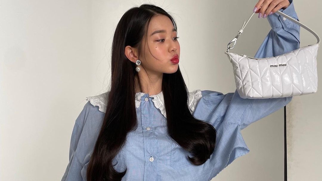 wonyoungpics's tweet photo. behind the scenes with wonyoung https://t.co/5ihC0s4Q94