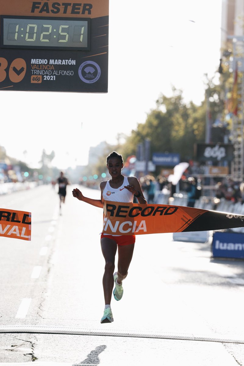 FactorRunning's tweet photo. RÉCORD DEL MUNDO MEDIO MARATÓN FEMENINO.

En su debut en la distancia, Letesenbet Gidey (🇪🇹) ha batido el récord del mundo de medio maraton femenino en @MedioMaratonVLC. 

1:02:52 💥

📸 @NNRunningTeam https://t.co/XyfSh5XSrI