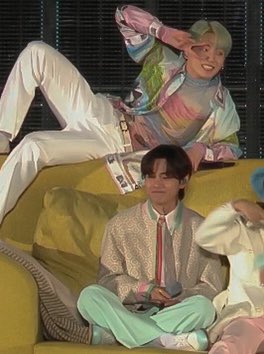 kookvtwins's tweet photo. SO CUTEEEE 😭🥺🤏🏻 https://t.co/7dRTyfMj5Z