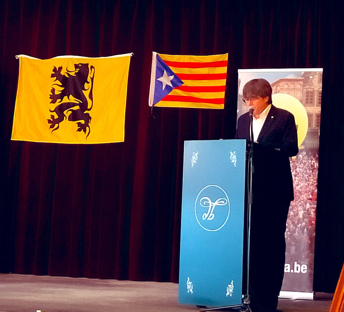 josepalay's tweet photo. A De Pinte, Flandes, el President Carles Puigdemont @KRLS diu: 
‘El meu objectiu és tornar a Catalunya com home lliure i aixecar la suspensió de la Declaració d’Independència de Catalunya per fer-la efectiva’ https://t.co/ZISNkmBvgp