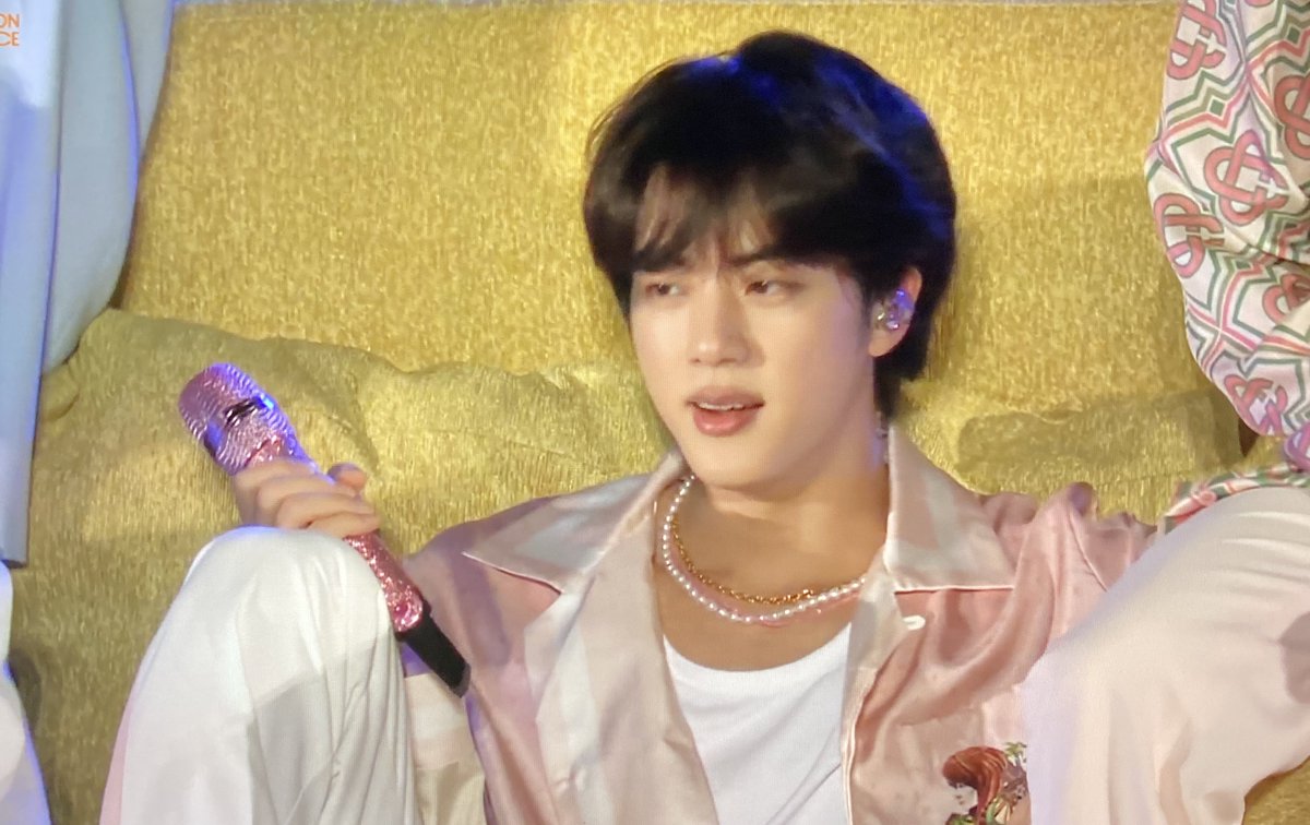 seokjinfile's tweet photo. SEOKJIN SO PRETTY 🥺 https://t.co/ugGafgcoon