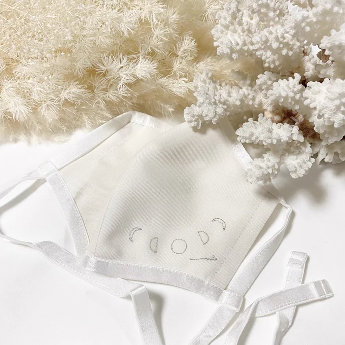 ◉matou×umi new product
月の満ち欠けが印された『雪色のマスク』
耳裏や首の後ろでアレンジできるマスクのリボンが可愛いです☽ 