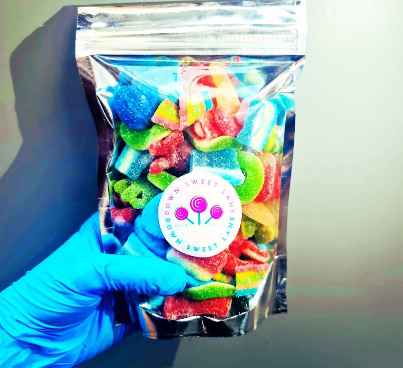 Fast 60 minute giveaway ⚡️

1 x pouch of sweets of your choice! 🍭

RT &amp; follow me &amp; <a href="/DownSweetLane/">DownSweetLane🍭</a> 🙂