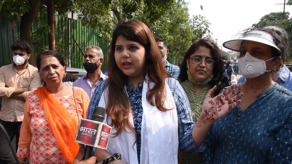 pankhuripathak's tweet photo. करवाचौथ के दिन से. 50 नॉएडा की महिलाओं ने अपने सेक्टर में सुरक्षा, ट्रैफिक, कमर्शियल एक्टिविटी आदि मुद्दो को ले कर नॉएडा प्राधिकरण और प्रशासन के खिलाफ प्रदर्शन किया ।
जानकारी मिलने पर हम लोग उनके बीच पहुंचे और उनकी समस्याओं के समाधान में साथ देने का विश्वास दिलाया ।
#SaveSector50 https://t.co/GtVeuzntrm