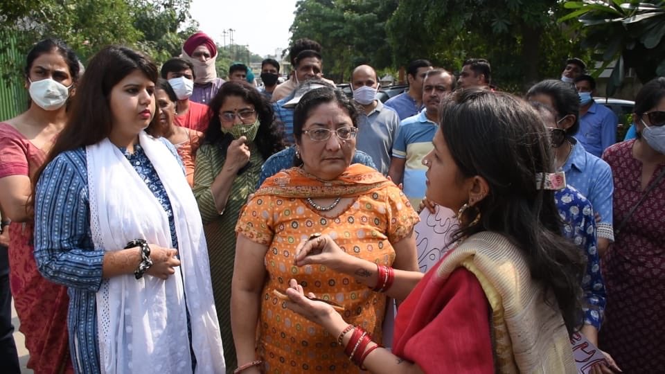 pankhuripathak's tweet photo. करवाचौथ के दिन से. 50 नॉएडा की महिलाओं ने अपने सेक्टर में सुरक्षा, ट्रैफिक, कमर्शियल एक्टिविटी आदि मुद्दो को ले कर नॉएडा प्राधिकरण और प्रशासन के खिलाफ प्रदर्शन किया ।
जानकारी मिलने पर हम लोग उनके बीच पहुंचे और उनकी समस्याओं के समाधान में साथ देने का विश्वास दिलाया ।
#SaveSector50 https://t.co/GtVeuzntrm