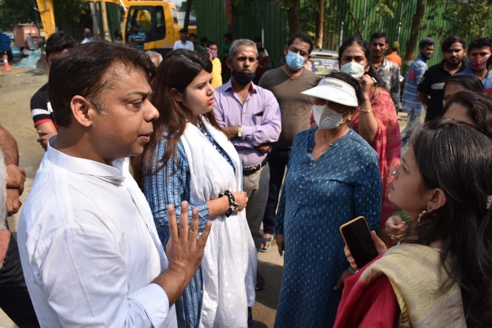 pankhuripathak's tweet photo. करवाचौथ के दिन से. 50 नॉएडा की महिलाओं ने अपने सेक्टर में सुरक्षा, ट्रैफिक, कमर्शियल एक्टिविटी आदि मुद्दो को ले कर नॉएडा प्राधिकरण और प्रशासन के खिलाफ प्रदर्शन किया ।
जानकारी मिलने पर हम लोग उनके बीच पहुंचे और उनकी समस्याओं के समाधान में साथ देने का विश्वास दिलाया ।
#SaveSector50 https://t.co/GtVeuzntrm