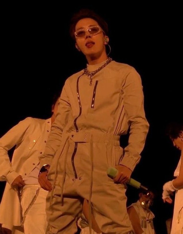 UniversBTS_'s tweet photo. 📸 Hoseok e seu outfit Dior:

2019                           2021

🐿 @BTS_twt #PTD_ON_STAGE #JHOPE https://t.co/KporbLxc3p