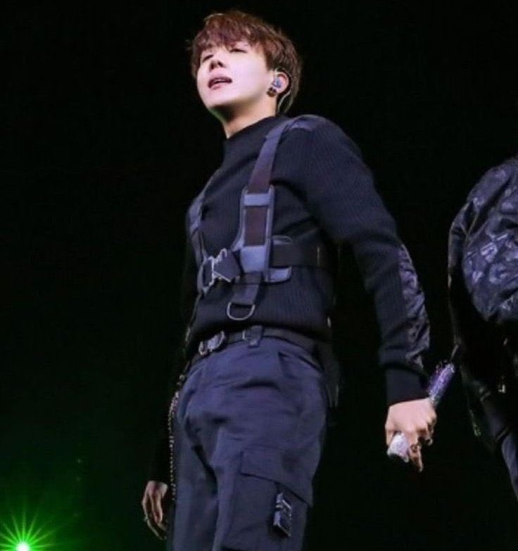 UniversBTS_'s tweet photo. 📸 Hoseok e seu outfit Dior:

2019                           2021

🐿 @BTS_twt #PTD_ON_STAGE #JHOPE https://t.co/KporbLxc3p