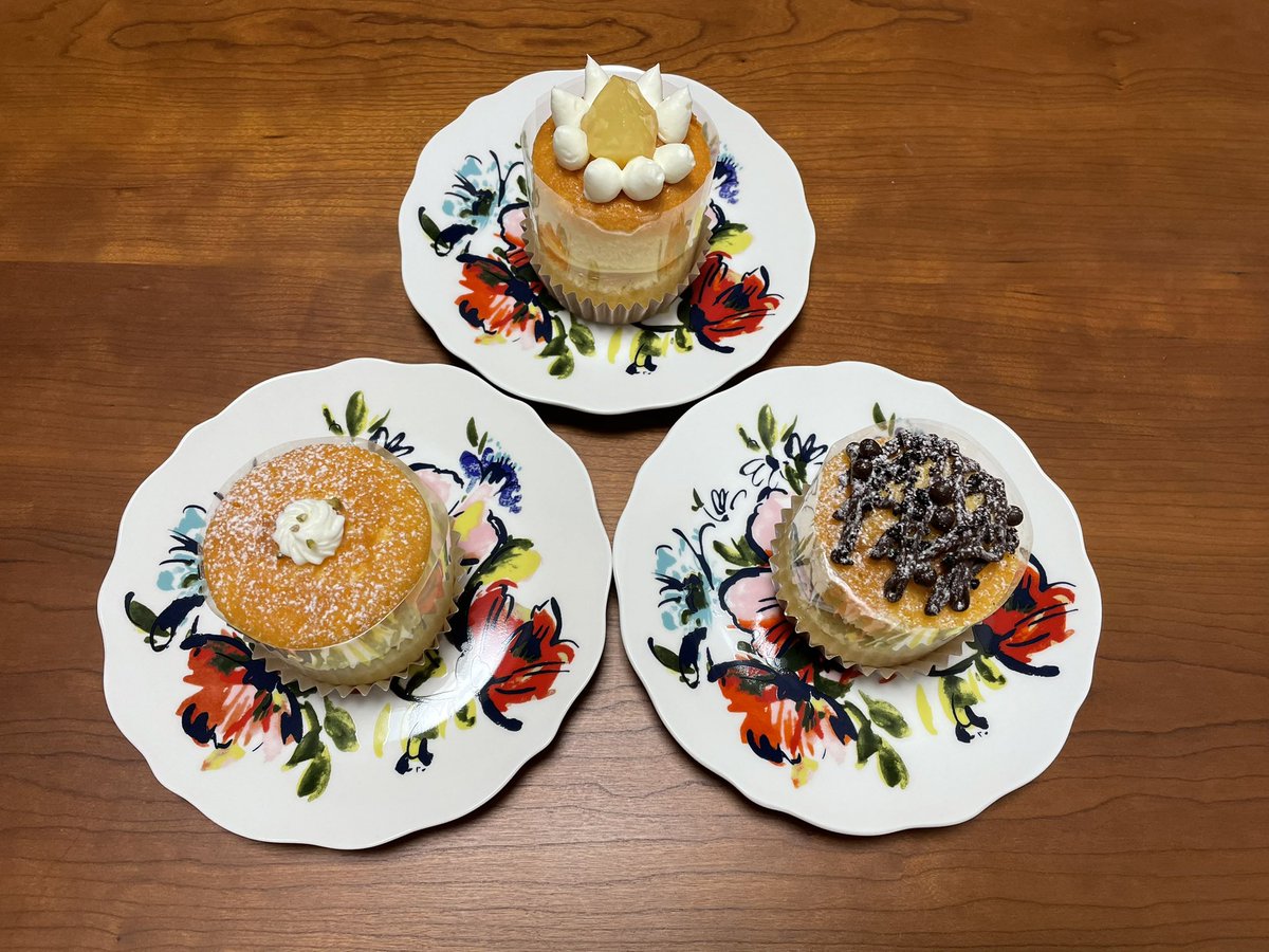 4yM5mA2gI1c's tweet photo. 今日の自分へのご褒美✨
#正木牧場 の「#ヴィクトリアケーキ」🧁
かの #ヴィクトリア女王 が愛した、イギリス生まれの素朴なケーキ🧁
#自分へのご褒美 #VICTORIACAKE #スポンジケーキ #イギリス生まれ #アップル #ピスタチオラズベリー #ショコラ https://t.co/WVoERnIPvO