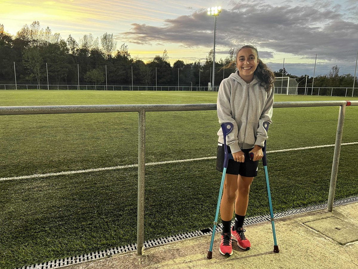 SHfemenino's tweet photo. 🔛La recuperación va sobre ruedas.

⚽️A principios de este mes, la jugadora del @RealOviedoFem, @sheylaandrino7 fue intervenida del ligamento cruzado anterior. Pero ya la podemos ver con una gran sonrisa y a tope con la recuperación.

💪Continua sonriendo y mucho ánimo Sheyla! https://t.co/KCUdd5vEuy