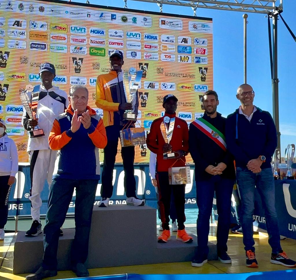 SerenissimaVe's tweet photo. #VeniceMarathon 🏃🏻♀️
🏅 Congratulazioni ad #AndersonSeroi del #Kenia che si aggiudica il primo posto della @Venicemarathon 2021 con un tempo di 2 ore 12 minuti e 21’’
#Venezia1600❤️🦁
#RunningVenice https://t.co/4NPzWEzg3D