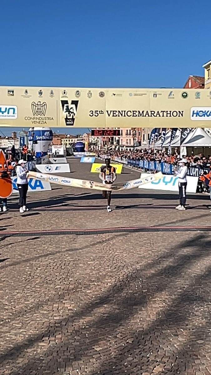 SerenissimaVe's tweet photo. #VeniceMarathon 🏃🏻♀️
🏅 Congratulazioni ad #AndersonSeroi del #Kenia che si aggiudica il primo posto della @Venicemarathon 2021 con un tempo di 2 ore 12 minuti e 21’’
#Venezia1600❤️🦁
#RunningVenice https://t.co/4NPzWEzg3D