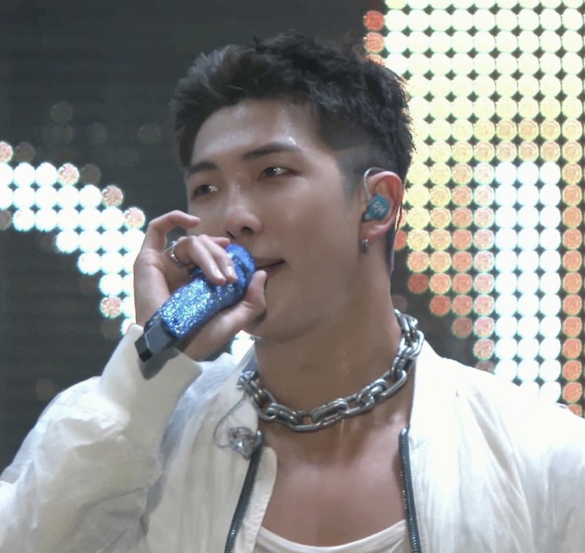 EB0YRM's tweet photo. WTF KIM NAMJOON??? https://t.co/eENu50YZ2a