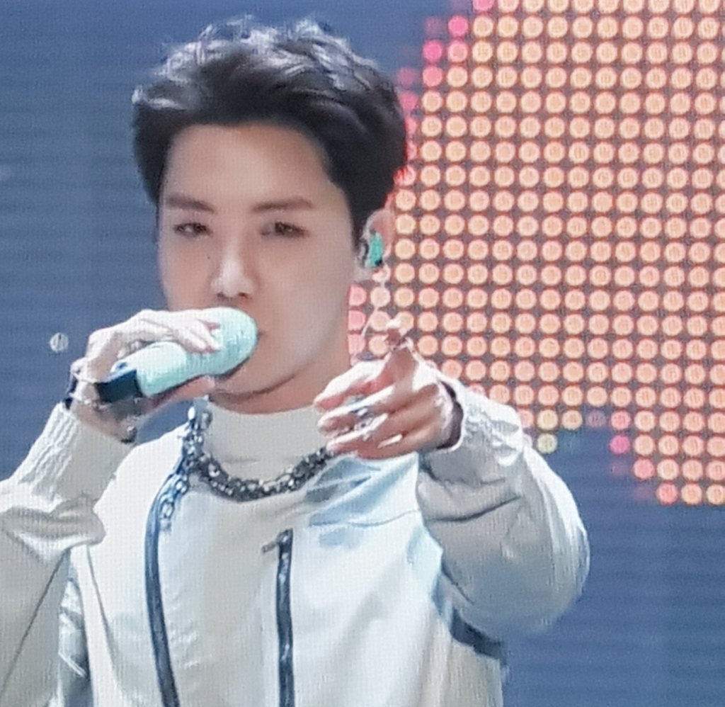 uarmyvibe's tweet photo. jung hoseok with black hair and exposed forehead https://t.co/VtMasn8Z0i