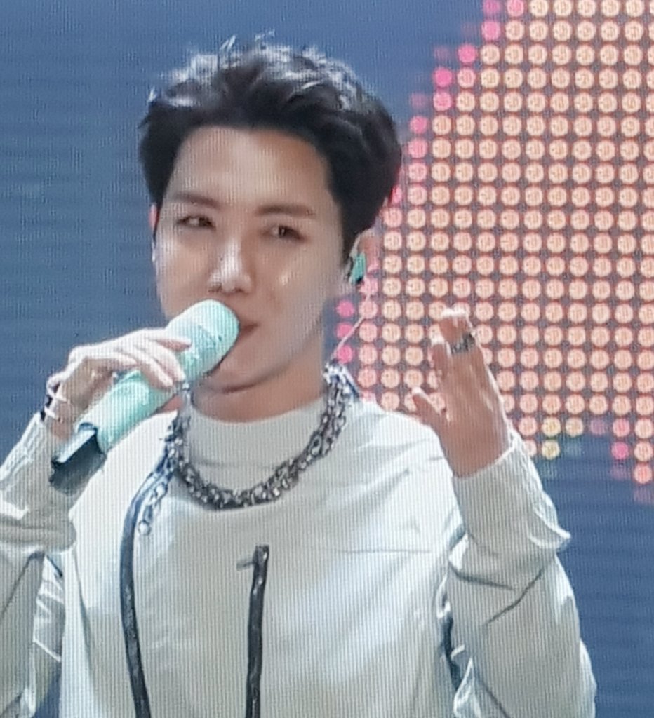 uarmyvibe's tweet photo. jung hoseok with black hair and exposed forehead https://t.co/VtMasn8Z0i