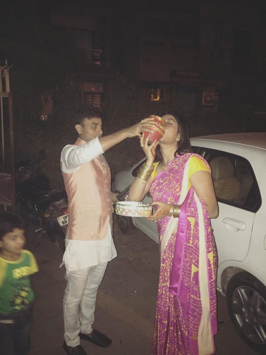 sonialamba23's tweet photo. Happy #KarvaChauth #KarvaChauth2021 #fasting #for #longlife #patidev #moon https://t.co/Oh6ArpSsTP