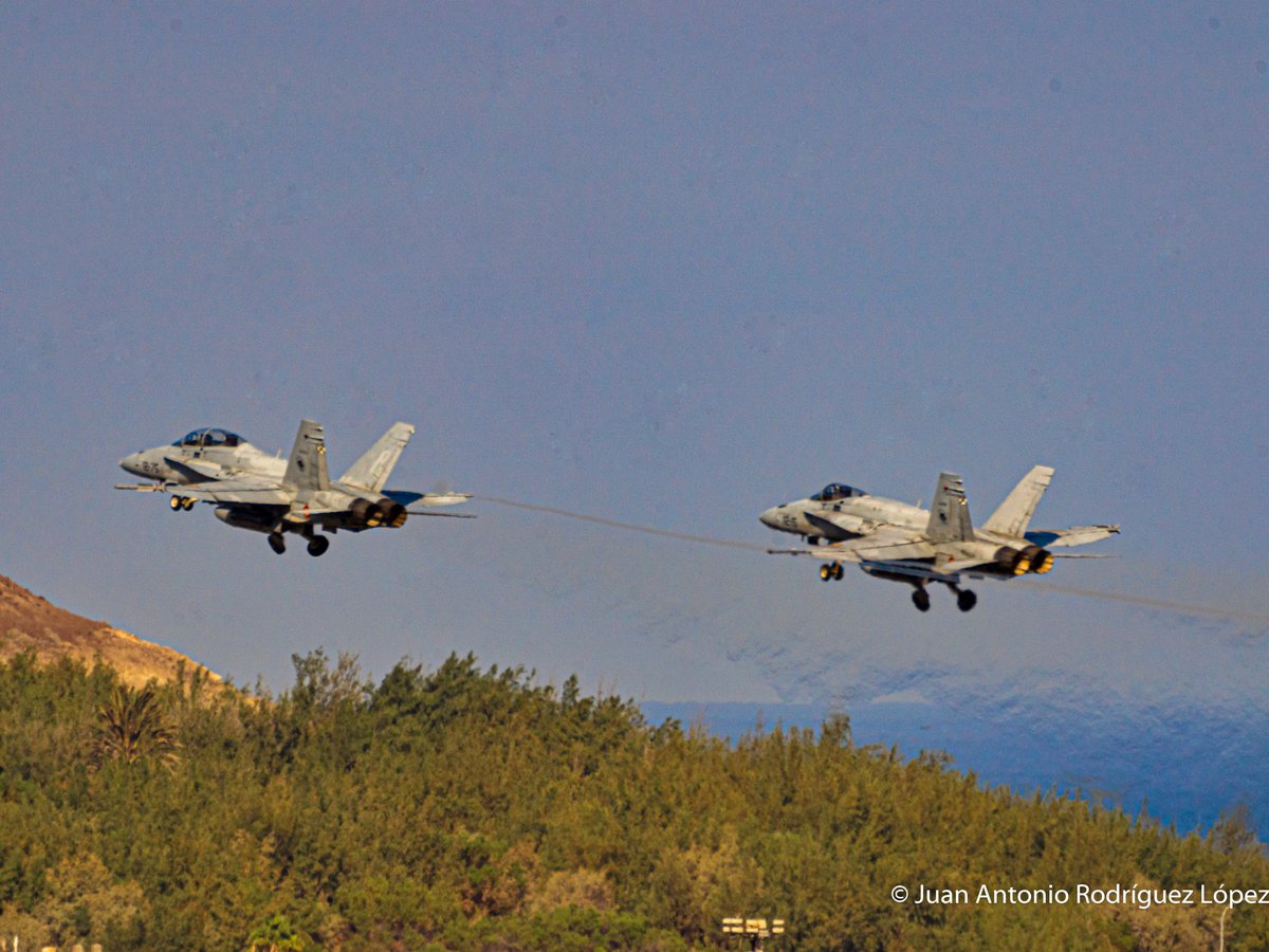 jjarolo's tweet photo. #GranCanaria #takeoff #parejas #eurofighter #f18 #ala12 #ala14 #macan #OceanSky21 #oceanSky https://t.co/BYbQj1PRWe