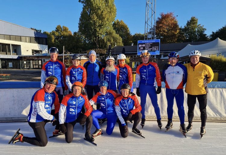 VSA_Almere's tweet photo. Als mede sponsor van deze unieke schaats jassen worden we toch telkens weer extra blij als we zien hoe frequent en graag de jassen worden gebruikt door al die sportieve Almeerders die heerlijk samen sporten. https://t.co/isSkYeEoOQ