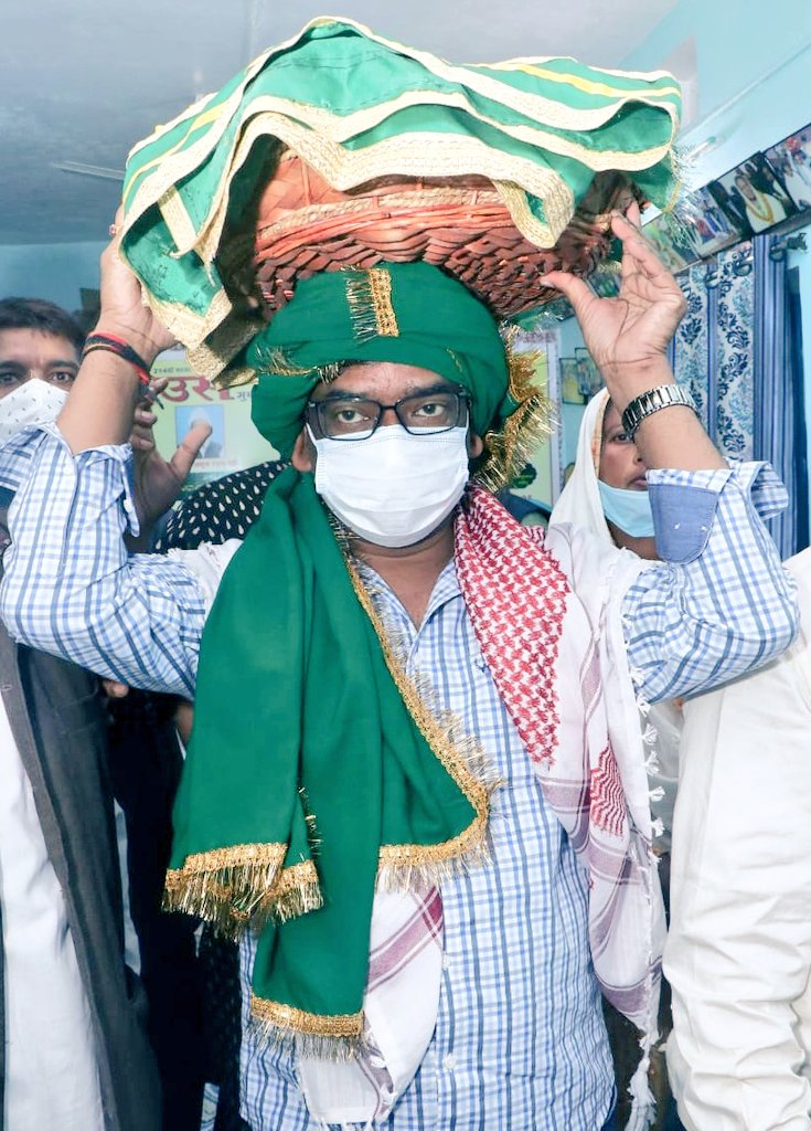 HemantSorenJMM's tweet photo. उर्स के मुबारक मौके पर राँची में हजरत कुतुबुद्दीन रिसालदार शाह बाबा जी के दरगाह में चादरपोशी कर लोगों की खुशहाली और उत्तम स्वास्थ्य के लिए दुआएं मांगी। तथा बाबा से दुआ मांगी कि राज्यवासियों ने मुझे जो दायित्व सौंपा है उसे मैं दिन-रात मेहनत कर पूरा कर सकूं। https://t.co/0MhvwCvcBe