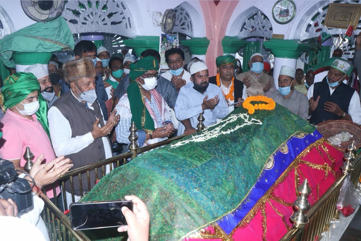HemantSorenJMM's tweet photo. उर्स के मुबारक मौके पर राँची में हजरत कुतुबुद्दीन रिसालदार शाह बाबा जी के दरगाह में चादरपोशी कर लोगों की खुशहाली और उत्तम स्वास्थ्य के लिए दुआएं मांगी। तथा बाबा से दुआ मांगी कि राज्यवासियों ने मुझे जो दायित्व सौंपा है उसे मैं दिन-रात मेहनत कर पूरा कर सकूं। https://t.co/0MhvwCvcBe