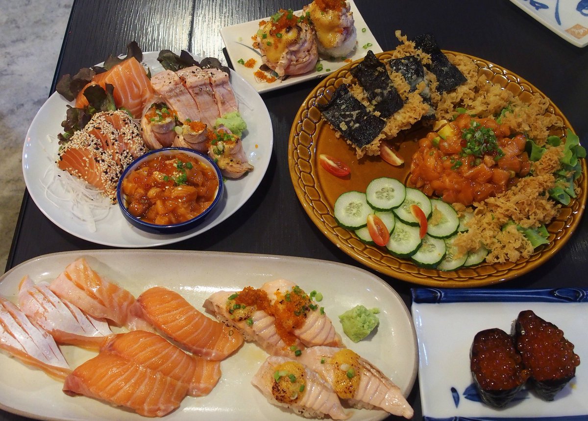 GINGUN7's tweet photo. ไปกินข้าวกับแม่แถวเซ็นทรัลเวสเกตมา เป็นร้านอาหารญี่ปุ่นเล็กๆ มีไม่กี่โต๊ะ อาหารคุ้มเกินราคาไปมากกก แซลมอนคำละ 25 บาท ให้มาชิ้นใหญ่ๆ หนาๆ 🥺 มีเอนกาวะด้วย คำละ 60 บาทเอง อันใหญ่เหมือน��ัน ร้านชื่อ Kappou https://t.co/4bmXwpIVrP