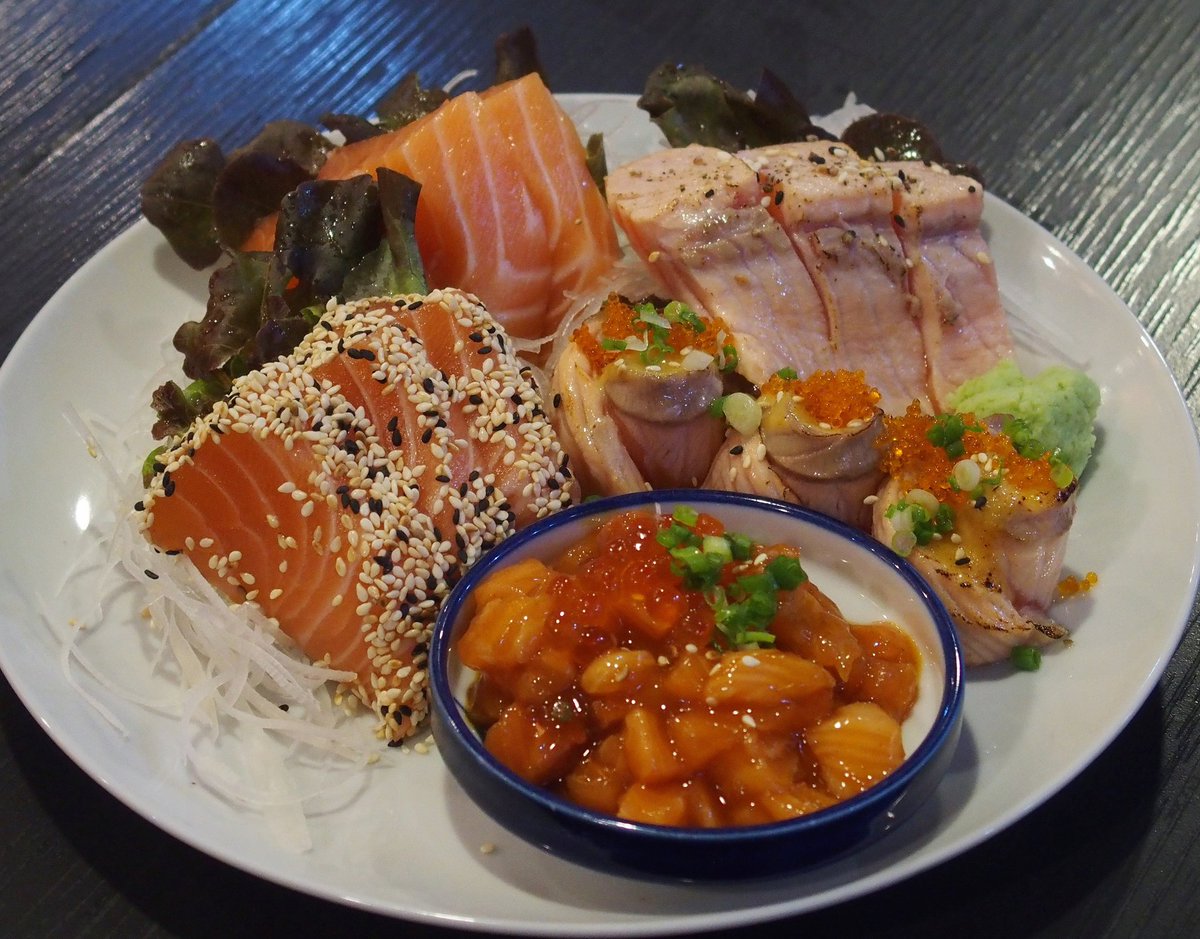 GINGUN7's tweet photo. ไปกินข้าวกับแม่แถวเซ็นทรัลเวสเกตมา เป็นร้านอาหารญี่ปุ่นเล็กๆ มีไม่กี่โต๊ะ อาหารคุ้มเกินราคาไปมากกก แซลมอนคำละ 25 บาท ให้มาชิ้นใหญ่ๆ หนาๆ 🥺 มีเอนกาวะด้วย คำละ 60 บาทเอง อันใหญ่เหมือน��ัน ร้านชื่อ Kappou https://t.co/4bmXwpIVrP