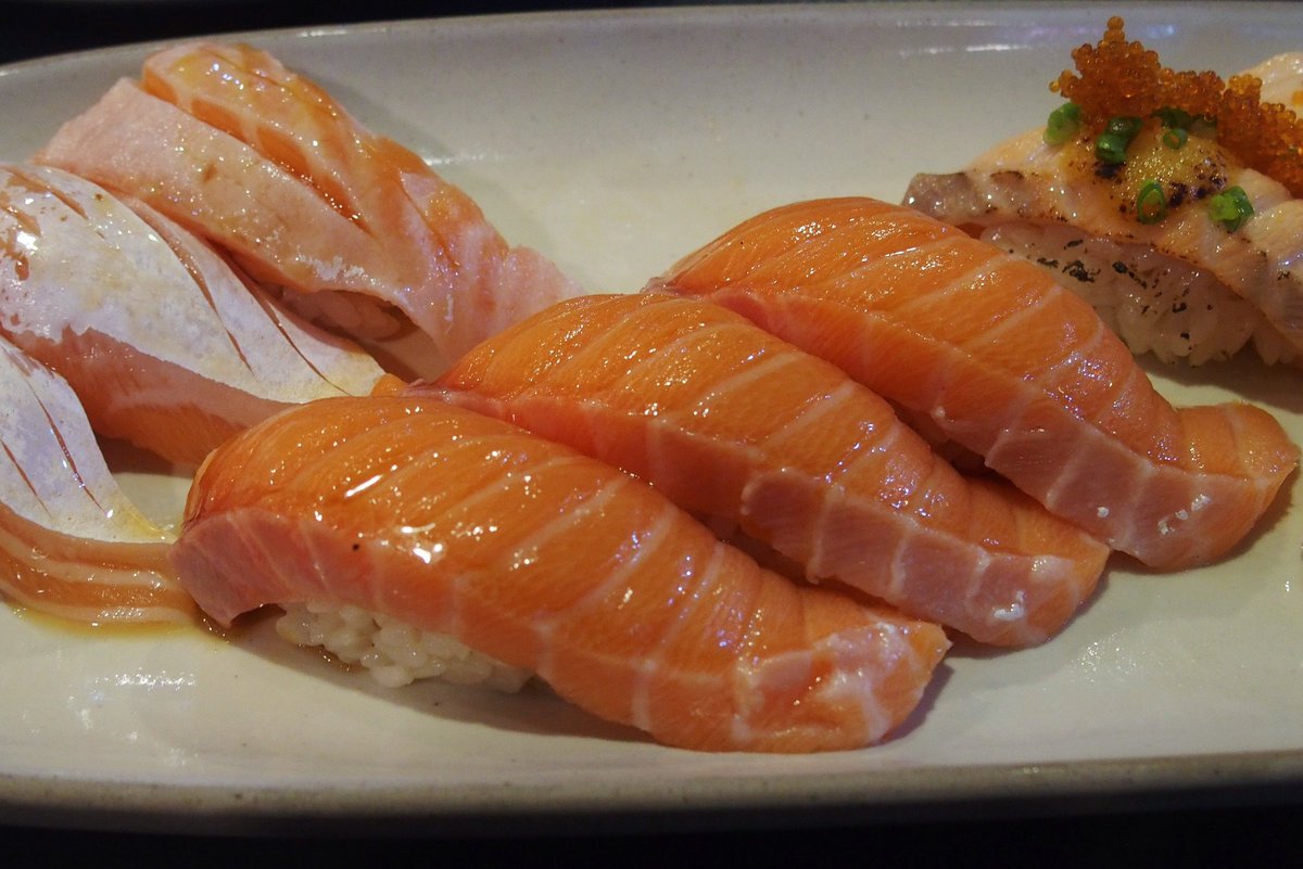 GINGUN7's tweet photo. ไปกินข้าวกับแม่แถวเซ็นทรัลเวสเกตมา เป็นร้านอาหารญี่ปุ่นเล็กๆ มีไม่กี่โต๊ะ อาหารคุ้มเกินราคาไปมากกก แซลมอนคำละ 25 บาท ให้มาชิ้นใหญ่ๆ หนาๆ 🥺 มีเอนกาวะด้วย คำละ 60 บาทเอง อันใหญ่เหมือน��ัน ร้านชื่อ Kappou https://t.co/4bmXwpIVrP