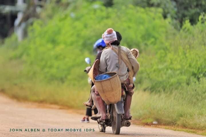 YoeKo7's tweet photo. Images of Locals leaving their hometown MoeByal on Oct 24 after SAC launched offensive continuously n attacked with heavy weapons in neighbourhood. Thousands have become refugees within a day again. 

#Oct24Coup
#WhatsHappeningInMyanmar https://t.co/OFBd79m0kJ