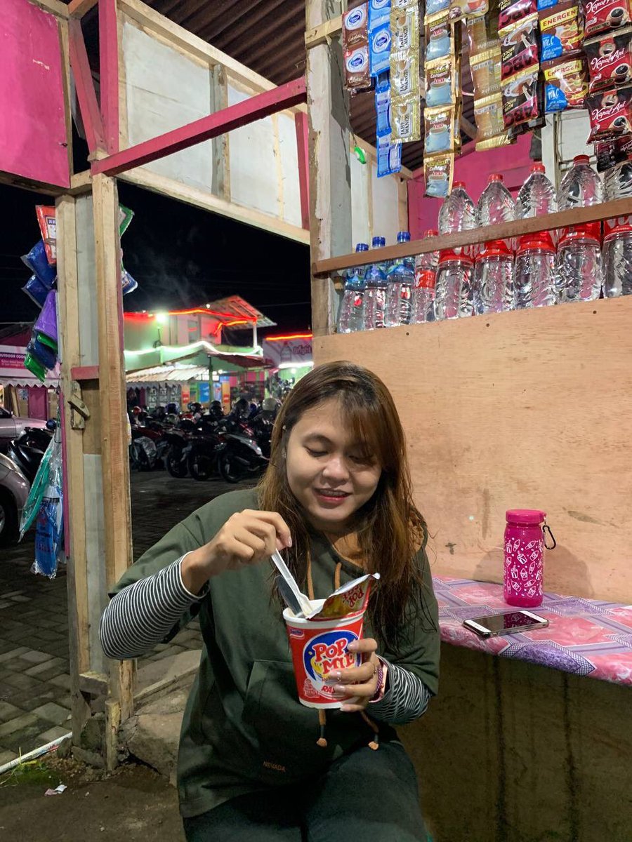 hany_pin's tweet photo. -Prau 2021-
Makan pop mi basecamp patak banteng, dan foto2 diperjalanan. Kalo naik gunung ga doyan makan nasi makan mi mulu, btw tumblr ku itu ketinggalan huhu. Di prau dingin banget, sampe aku pke salonpas di idung karna mampet. Oiya, sepanjang perjalanan banyak bunga daisy. https://t.co/sem7kXkqZ5
